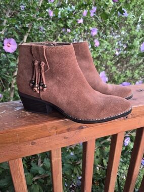 White Mountain Suede Heeled Western Boots in Chestnut 8.5 Womans